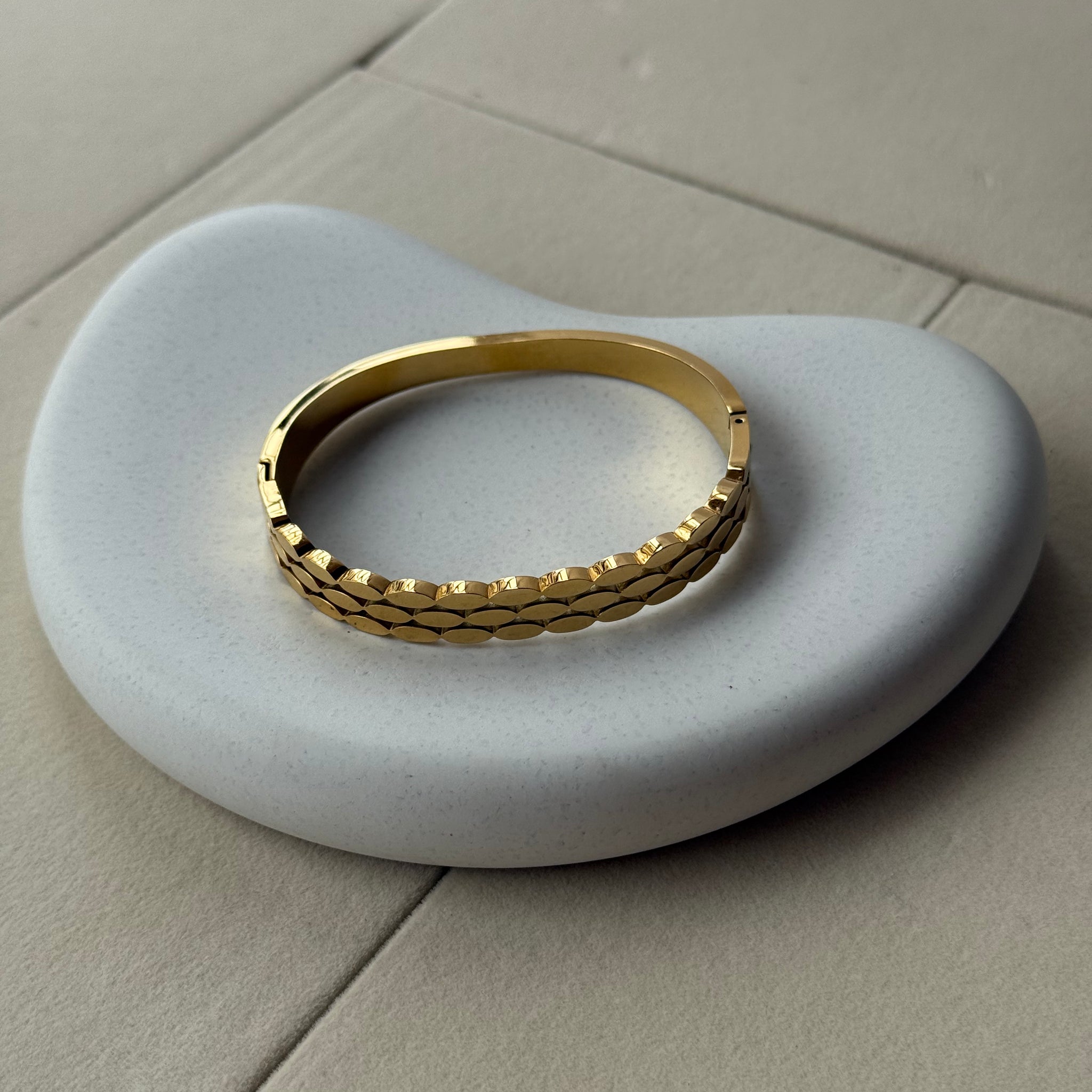 Amara Gleam Bangle Bracelet