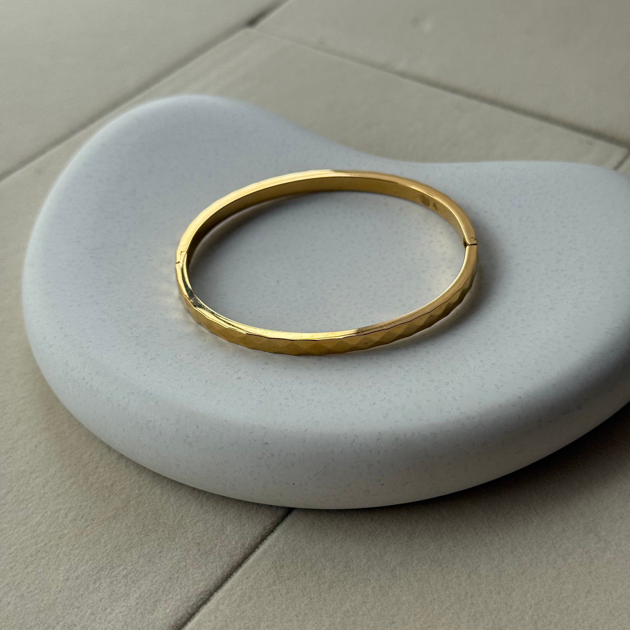 Ovale Rayonne  Bangle Bracelet