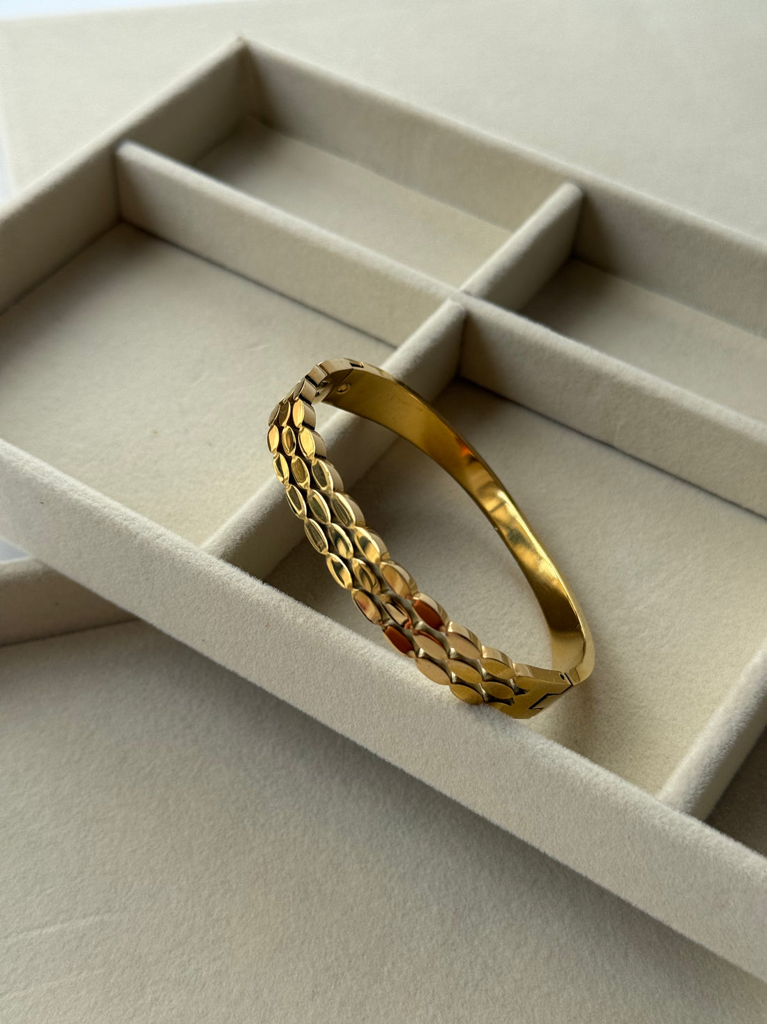 Amara Gleam Bangle Bracelet