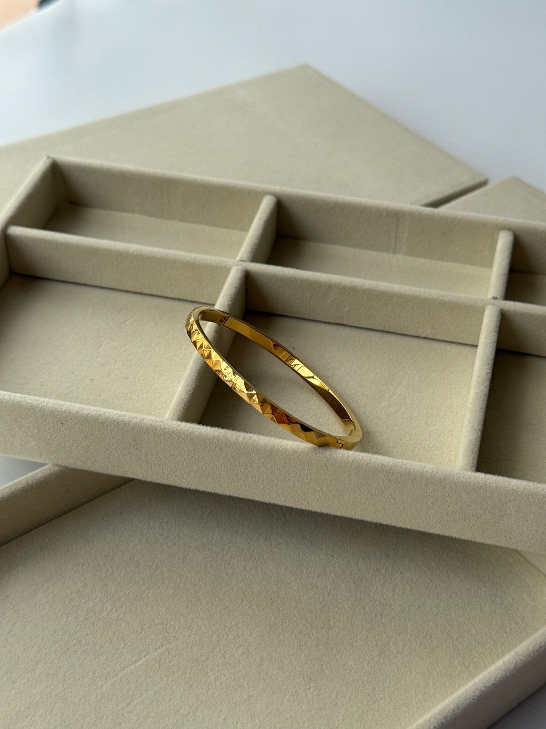 Ovale Rayonne  Bangle Bracelet